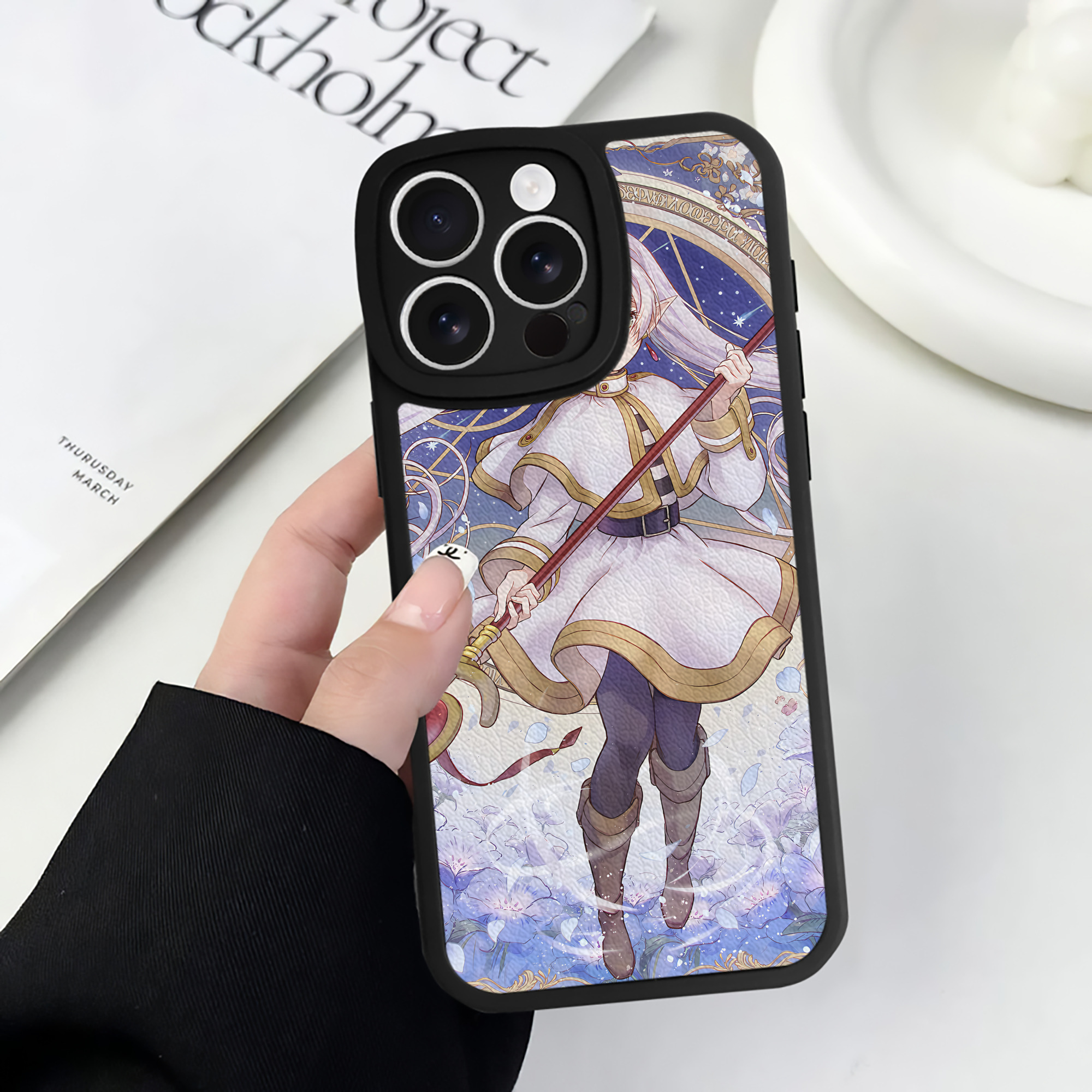 （画像用） 葬送のフリーレン Frieren 【iPhone 16シリーズ対応】シリコンスマホケース（レザー調） 材質：シリコン